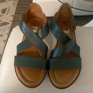 NWOT Pikolinos Women's Algar Emerald size 40 Leather Cross Strap Sandals